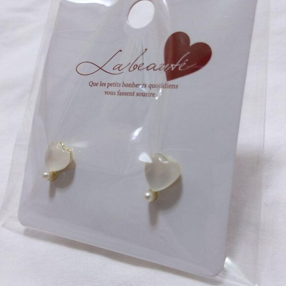 CanDo Heart Motif Earrings White - Picture 4 of 4